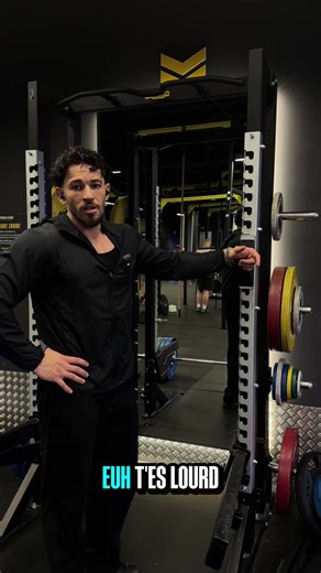 Traction 101 : La traction , en résumé : \t•\tPrise : mains en pronation (paumes vers l’avant), largeur légèrement supérieure aux épaules. \t•\tPosition de départ : bras tendus, épaules engagées (légèrement abaissées et serrées), corps gainé. \t•\tMontée : tirer en amenant la poitrine vers la barre, coudes vers le bas et l’arrière. \t•\tSommet : le menton dépasse la barre sans élan. \t•\tDescente : contrôlée, jusqu’à bras presque complètement tendus. \t•\tRespiration : inspirer en bas, expirer e