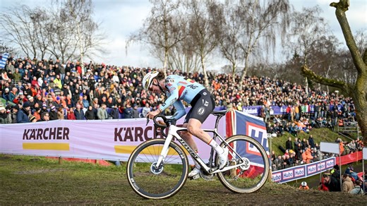 Des 'douleurs au cou et à la tête' pour Marion Norbert Riberolle après sa chute aux Mondiaux de cyclocross - RTBF Actus