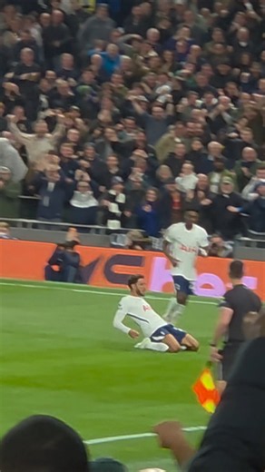 OMAR MARMOUSH CELEBRATES, KNEE SLIDING TOWARDS THE CORNER FLAG! Tottenham 2-1 Coventry