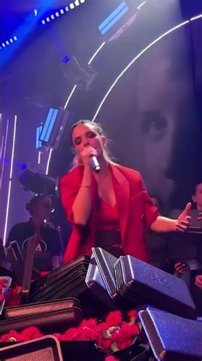 Η Κατερίνα Λιόλιου και τα λουλούδια που της πέταξαν στα μπουζούκια 😅🌺