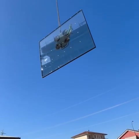 Has it ever happened to you that a glass suddenly falls? Safety and reliability are extremely important in glass lifting. In the video below, our vacuum lifter is at work lifting and handling a glass panel on site — an operation that showcases the power, precision, and safety of our lifting equipment. 👉 Each lifter is designed to ensure: ✅ Maximum safety with dual vacuum circuits and integrated alarm systems compliant with EN13155 ✅Stability and control even when handling large and heavy glass 