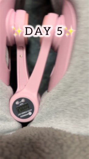 This thigh exerciser makes it super easy to read, work at my desk, watch tv, etc… while working out my thigh, pelvic floor & lower ab muscles! But don’t think it’s super easy, there is good resistance to it so you def feel it in your muscles & know they got a workout! 🏋🏻‍♀️ Day 5 ✨ I made the promise to myself to workout EVERY day in December - yes, even Christmas! No days off! & I’m really proud of myself for sticking to it even tho I took today & off, spending the day reading 🤓✨📚 If you wo