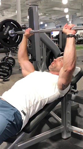 🔥MUSCLE BUILDING CHEST WORKOUT I can’t state this enough. Go lighter and feel the exercise working the correct muscle. Training like this will make you fall in love with weight training all over again. This workout was killer. I’ve been getting back to training at the gym recently after my injury and it feels great! 1️⃣ Incline Barbell Bench Press: 8-10 reps 2️⃣ Incline DB Bench Press: alternate 3 reps each side (total of 12 reps) 3️⃣ Flat Barbell Bench Press: 8-10 reps 4️⃣ Flat DB Bench Press: