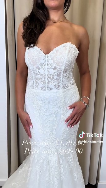 Feel like a goddess in this contouring fit and flare bridal dress ✨👰🤍 The sexy sheer bodice features a strapless sweetheart neckline with subtle demi cups and exposed boning to create a sexy corset effect. A layer of stretchy Chantilly lace pops from underneath while sequined lace appliqués detail the top. It’s complete with a floaty chapel length train. Dress details: Price was: £1,797.00 Price now: £699.00 66262 LILLIAN WEST Size: 16 To book your appointment with us, click the link in our bi
