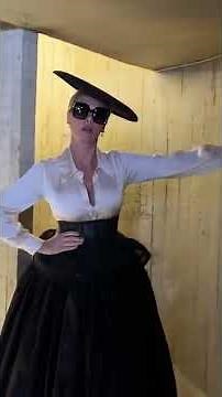 Meet my version from the last century! #anahickmann #fashion #elegance #models