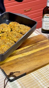 File pule të mbuluara 1 kg file pule Vaj ullri Kripë/piper 3 vezë Miell elbi 50 gr fjolla misri (corn flakes) 50 gr fara kungulli 50 gr fara susami Sallata: 1 domate e madhe 1 spec 1 qepë Vaj ulliri monini Uthull molle bio Ponti Kripë/piper Salca: Majonez shtëpie (recetën e keni nesër) 2 thelb Hudhër 1/2 lugë caji Kopër Piqen në 220 gradë #telinda #foodie #cooking #recipe #foodlover #chef #cookingvideo #easyrecipes #healthyrecipes #dinnerideas #foodstagram #receta #recetashqip @ushqimidheshendet