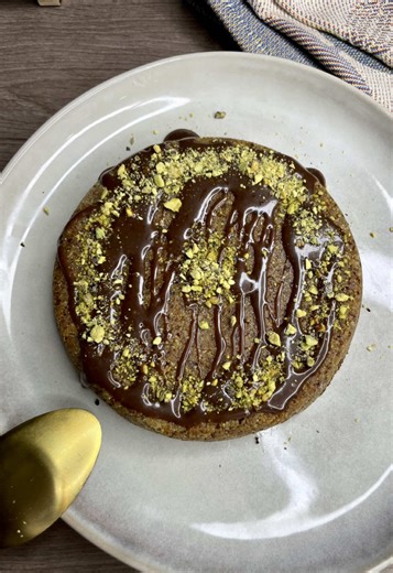 حلى يخلص بدقيقتين 😋 جربوها و ادعولي 👍☺️❤️ #االطعم_يسولف #chef1mutaz_اكلات @chef.1.mutaz @mutaz.sami.alsaraj المقادير 🇮🇶 باكيت بسكوت كوبين تمر كوب جوز نص كوب زبد قشطة ماسكربون Ingredienser: 🇸🇪 1 paket kex 1/2 kopp valnötter 2 kopp dadlar 1/2 kopp smör mascarponekräm Ingredients: 🇬🇧 1 packet of biscuits 1/2 cup walnuts 2 cups dates 1/2 cup butter cup mascarpone cream . . . . . . #explore #foodlovers #اكسبلور