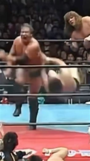 天龍源一郎に殴り倒すように豪快なウェスタンラリアートを撃ち込むスタン•ハンセン 踊るテリー•ゴディ