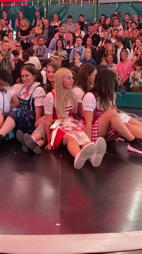 🥨⚡ The Floor Is the Enemy!🤯 It’s moving! Balance becomes impossible once the wheel starts tilting! 🌀 That’s why Teufelsrad is the heart of Oktoberfest fun! 🍺 👉 Would you even try to stand? #Oktoberfest #Teufelsrad #DevilsWheel #WiesnChallenge #MunichMoments