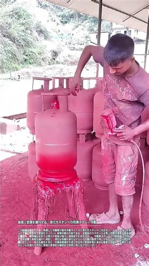 曲面に塗膜を纏わせる：液化ガスボンベの防錆スプレー作業