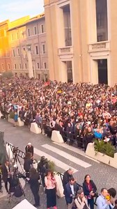 Memasuki hari kedua konklaf, Ribuan umat padati lapangan Basilika St. Petrus Roma. | Ronald Pepito