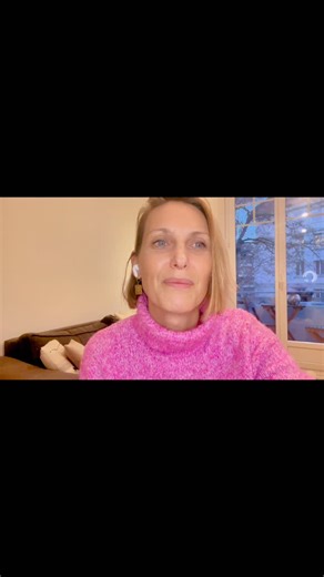 ~ Chloé Nahon ~ on Instagram: "EXTRAIT C’est avec une petite tête fatiguée d’hiver 😂que je vous partage sur YouTube un deuxième sujet qui est au cœur de mes accompagnements et de la danse libre: LA PRÉSENCE. Se faire le cadeau d’être avec ce qui est, de le laisser être ressenti pleinement, sans chercher à modifier. C’est un art qui s’apprend et se réapprend, lié à cette capacité de rester avec ce qui est ressenti dans le corps. Être présent, c’est permettre à l’ Amour avec un grand A de circule