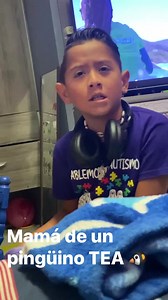 ¿Que es normal?, ¿Tu eres normal?, ¿Tus hijos son normales?…. Para mi si, mis hijos son los niños más normales “de mi mundo”, tenemos una “normalidad” muy establecida, pero en realidad, platicando con Máximo, me queda claro que él se sabe diferente, pero claro “es normal”. Seguimos con los videos de ese día de la platica, donde me dijo muchas cosas, pero de esas mismas cosas, iba aclarando mis dudas a como él lo veía, pues siendo un AUTISTA, se que así como su literalidad aparece en todo, su per