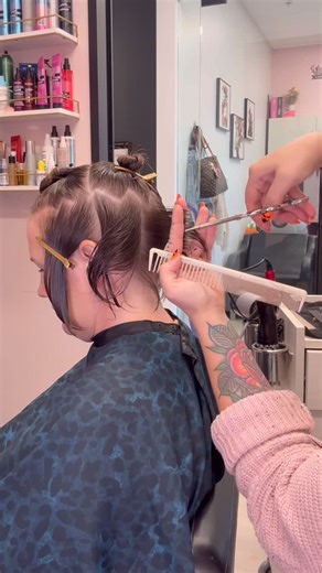 Jamie - Haircutting & Finishing Education on Instagram: "First voiceover of 2026, let’s start with a banger! 🤌🏼 Key Points: 🔑 Lay the Foundation wet. Detail dry. 🔑 Don’t perfect the haircut wet. Dry it, take a step back. Assess. Attack. 🔑 Zigzaged lines help diffuse and are perfect to use when creating disconnection. 🔑 Small movements when detailing create the big picture. Take your time. Tools: ✂️ @samvillahair Streamline Series Shear, Ivory Cutting Comb, Signature Series Razor, & Artist 