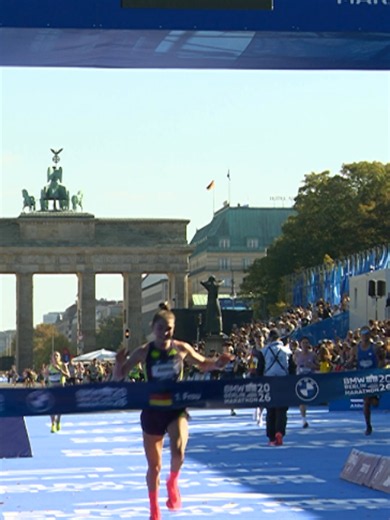 Anna Langerwisch brings the crowd to their feet, storming through the final meters to secure her title as the top German female finisher today with a time of 02:27:31 👑✨