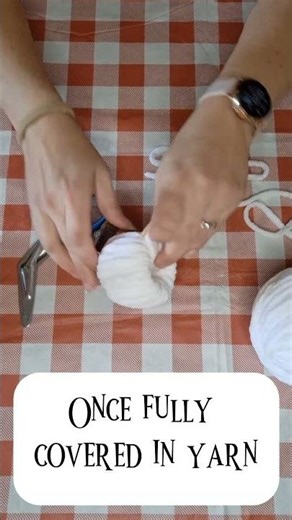 Rustic Farmhouse Yarn Pumpkin. Easy Fall Home Decor #fallfarmhousedecor #budgetfriendlycrafts #diy