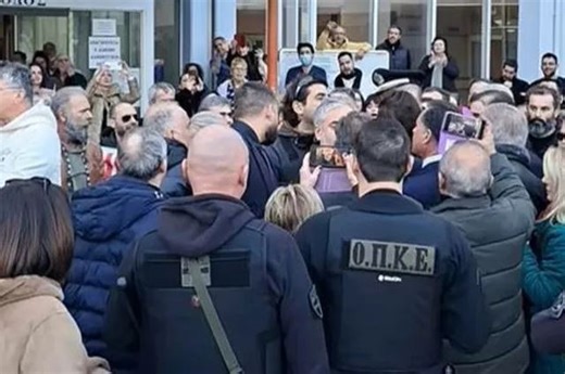 Εργαζόμενοι στο ΕΣΥ έριξαν νερό στον Αδωνη Γεωργιάδη – Ένταση και στην Άρτα [video] | ΤΑ ΝΕΑ