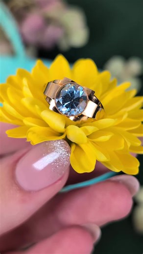 A closer look at a blue spinel ring. Spinel is known for its clarity and saturated color, and this example shows how well it holds its own without needing much else. Clean, crisp, and easy to admire. Explore more at gildedroach.com #GildedRoach #SpinelRing #BlueSpinel #VintageJewelry #EstateJewelry