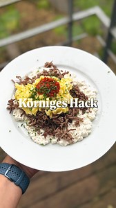 Ich habe heute keine Rezeptkarte für dich 😂 #gntm Das ist echt zu simpel: ZUTATEN 👇🏻 200 g Hüttenkäse 150 g Hackfleisch vom Rind 2 Eier 5 g Butter 5 ml Rapsöl 5 g Ajvar 2 g Schnittlauch, gehackt 1 g Salz 1 g Pfeffer, schwarz ZUBEREITUNG 🍳 Hackfleisch ohne Öl scharf anbraten. Mit etwas Salz und Pfeffer würzen. Ich mags wenns etwas trockener und knusprig wird - zumindest mal in diesem Rezept :) Hack aus der Pfanne nehmen. Eier mit etwas Rapsöl und bei mittlerer Temperatur mit etwas zusätzliche