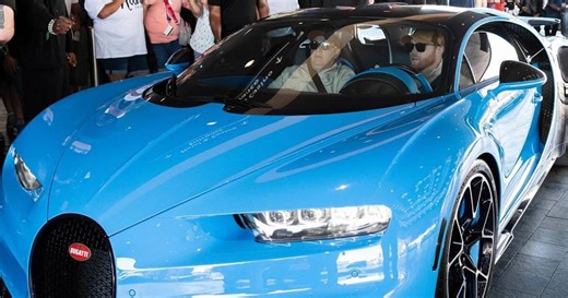 ‘Canelo’ arribó con el ‘Pitufo’, su Bugatti Chiron azul