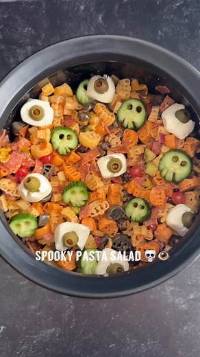 HALLOWEEN ITALIAN PASTA SALAD🎃👁️ Today it’s how to make a spooky, festive pasta salad. Perfect for your Halloween parties, potlucks, or just a festive meal to meal prep for your week. Save for later and follow along for more spooky eats! Spooky Italian Pasta Salad: 14 oz Halloween pasta of choice 1 cup chopped cucumbers extra for skull garnish on top 1/2 cup chopped red onion 2.25 oz sliced black olives 1/2 cup sliced pepperonchini 3/4 cup cup chopped provolone cheese 3/4 cup sliced Uncured Ge