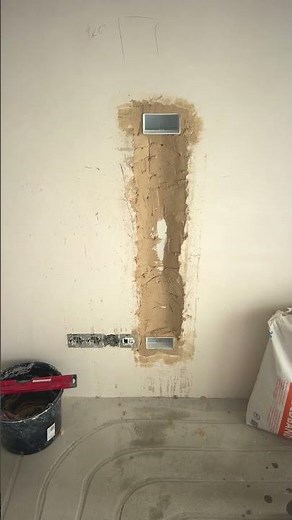 Jak ukryć kable od telewizora? Montaż kanału kablowego w ścianie. Elektryk Warszawa TATAELEKTRYKI