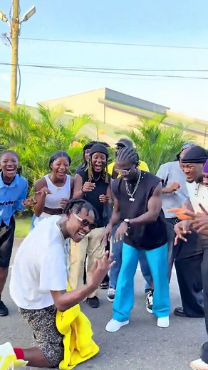 What a beautiful way to start this new week , enjoy 😀❤️ Cc @King Paluta #Dwpacademy