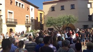 Unos 1.000 vecinos despiden en Rubí de dos víctimas del atentado en Las Ramblas