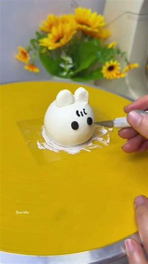 今天教你做超火的Chiikawa蛋糕！ ✅立体头奶油造型技巧 ✅可爱表情手绘教程 ✅马卡龙配色装饰思路 看完这个视频，再也不用怕翻车啦~ 你们最喜欢吉伊还是乌萨奇？#shorts