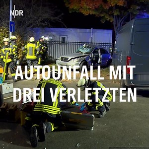 Eine Jugendliche ist bei dem Autounfall lebensgefährlich verletzt worden. Zwei junge Männer erlitten leichte Verletzungen. | NDR Niedersachsen