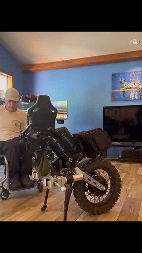 Check out how our sales rep Jarred uses his manual PAWS cruiser 16. @7jevans repost Here’s how easy it is for me to connect my Paws to my chair as a C6/7 quad. I like a clean looking chair, my Rehasene Paws doesn’t need me to have any hardware mounted on my chair. | Rolling In Paradise
