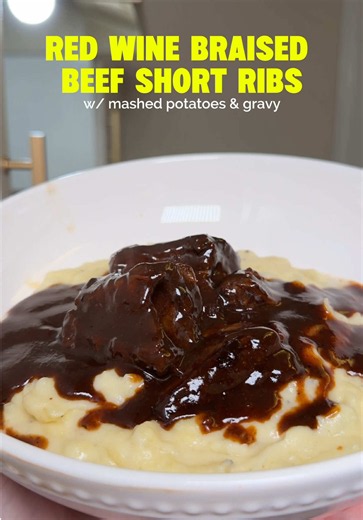red wine braised short ribs w/ garlic mashed potatoes 🤌🏼 definitely one of those meals that takes some time but is 100% worth it #cookwithme #whatieatinaday #shortribs #dinnerideas #recipeideas