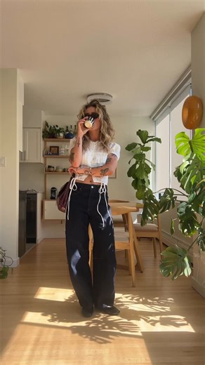 Katrina Martin on Instagram: "ballet flats = stinky feet day!! Top: @peppermayo #tomboychic #peppermayo #myoutfittoday"