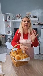 Ricetta del Pan brioche: gr. 540 di farina 00 gr. 14 di zucchero un uovo gr. 12 di sale ml. 55 di olio di oliva ml. 240 di latte tiepido gr. 18 di lievito di birra Procedimento: In una ciotola versare il latte intiepidito e scioglierci il lievito di birra. Unire tutti gli altri ingredienti ( la farina deve essere setacciata) e impastare per ottenere un impasto appiccicoso. Coprire con pellicola e lasciare lievitare per un' ora. Formare la treccia e sistemare in teglia. Cuocere a 180° per 30 minu