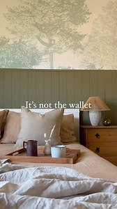 My DIY upcycled second hand furniture old home 🤎 Things don’t always have to be expensive to look good! I get great pleasure out of finding a bargain as you all probably now by now 🙈 i love to find the ugly furniture that needs up cycling and using a different eye to see its potential! I don’t really own anything expensive money wise but some of the treasures that I have found for my home are priceless to me (cough cough the giant mirrors) so don’t feel pressured to buy the most expensive thin