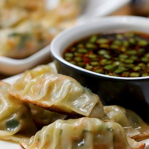 410K views · 609 reactions | Diese japanischen Gemüse-Gyoza sind lecker, würzig und einfacher zu machen, als du glaubst! Das ganze Rezept findest du hier: https://www.buzzfeed.com/de/tastyeditor/japanische-gemuese-gyoza-rezept-einfach-tasty | Einfach Tasty | Facebook