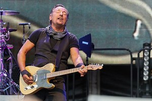 Bruce Springsteen e la E Street Band fanno scintille al Saturday Night Live: guarda i due brani live