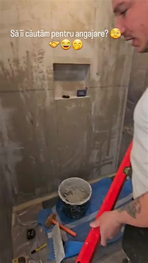 😄 Alt episod din viața de șantier. Perete de baie. Plăci mari. Nervi mici, soluții mari. Tu zici. „Merge și așa.” Peretele zice. „Ți-arăt eu după ce se usucă.” 🫣 Plăcile mari nu iartă. Nu se îndoaie după perete. Peretele se îndreaptă pentru ele. Ce facem noi: ✅Verificăm planeitatea. ✅ Corectăm din timp. ✅ Încărcăm unde trebuie. ✅ Nivelăm corect. ✅ Amorsăm serios. Abia apoi placăm. Graba costă. Corectarea salvează. Rezultatul ține. Gluma e glumă. Baia trebuie să fie dreaptă 🚿🧱 Dai puțin și re