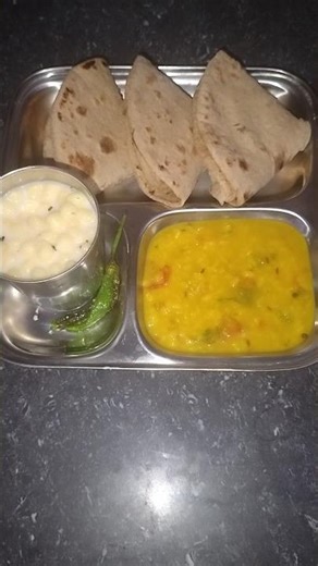 गांव का देसी खाना दाल और रोटी और बूंदी का रायता 😋