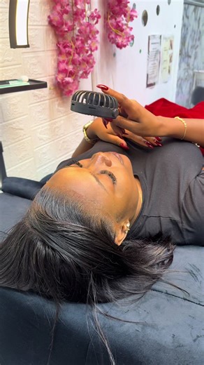 Your lashes look their BEST when you refill every 2–3 weeks. Why? Because your natural lashes shed every day (yes, even when you’re not noticing). So if your lashes start looking a little uneven… it’s not the lashes, it’s just lash life cycle doing its thing ✨ Stay consistent with your fills and your lashes will always stay fresh, full and camera ready 💁🏽‍♀️ Your lash tech will thank you too 😉 #emblazedbeauty #lastech #individuallashes #lashtraining #EmblazedBeauty