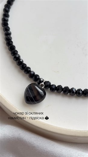 ПРИКРАСИ З БІСЕРУ | Браслети|Сережки|Чокери|Каблучки on Instagram: "Показала два замовлення, які збирала на відправку Перше: чокер з підвіскою ♠️ та сережки листочки •Чокер регулюється по довжині, при замовлені можна обрати іншу підвіску 🏷️ 650 грн •Сережки листочки 💛роблю вже вдруге за цей місяць 😍 вони дуже гарно виглядають на вушках 🏷️ 850 грн Друге: каблучка та сережки у срібно золотому поєднанні та чокер з кришталю •каблучка 🏷️ 400 грн •сережки на англійській застібці, яка дуже легка т