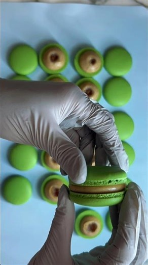 Apple Pie Macarons