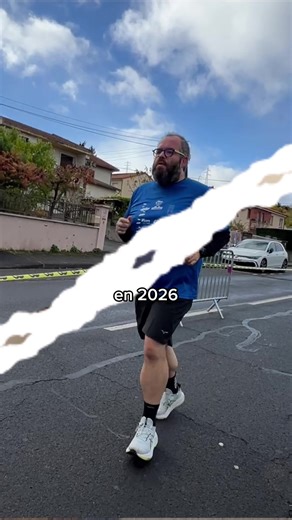 5 nouvelles courses en 2026 De 128 kg à l’UTMB 2030 Au départ, 45 ans, 128 kg, coureur débutant. Un an plus tard: 14 kg en moins, le mental en plus. Voici mes courses en 2026 Dossards déjà en poche - 12 avril — 42,195 km, Marathon de Paris. Bitume, foule, frisson. Une ligne mythique à apprivoiser. Mais tu sais quoi ? C’est ici que débute la préparation UTMB 2030 et ça commence par : - 14 mai — 15 km, 500 d , VVX Volvic. Source de lave, source de courage. - 13 juin — 28 km, 750 d , Les Chibottes 