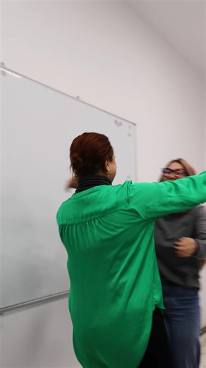 💛 Ziua Internațională a Îmbrățișărilor – Echipa Cambridge Star! Tu ai oferit o îmbrățișare astăzi? 🤗 🎬 Rămâneți aproape! În curând vom afla pe cine au îmbrățișat cursanții noștri ❤️ | Cambridge Star