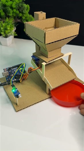 Amazing!😮Homemade Smart Automatic Feeder Machine using Arduino Uno 🤖 #scienceexperiment #arduino