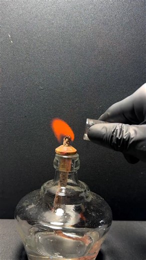 Sodium + Water Reaction Experiment | Hydrogen Gas ‘Pop Test’ Explained 💥 #shorts