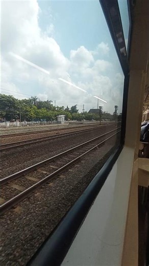 MOMEN DETIK-DETIK KERETA API LOGAWA BERJALAN PERLAHAN MENINGGALKAN STASIUN WATES