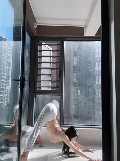 脊柱越灵活 人越年轻 每天坚持练习十分钟#fyppppppppppppppppppppppp #穿搭 #完美身材 #ootd穿搭 #奶凶