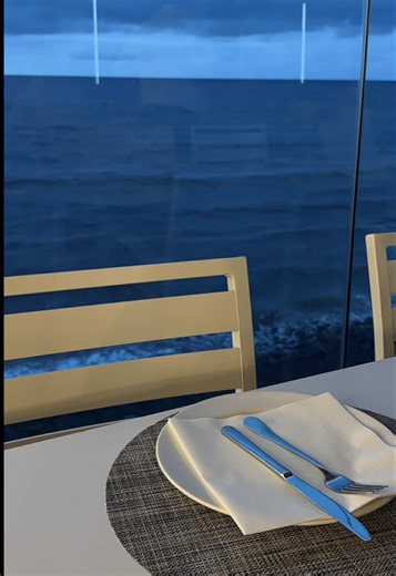 Cena frente al mar en verano: pareja, cócteles y outfits