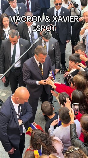 La visita del Copríncep Emmanuel Macron al Principat d’Andorra anant cap a la Casa de la Vall El Principat d’Andorra ha rebut la visita institucional del copríncep Emmanuel Macron, un esdeveniment que sempre genera interès ciutadà i mediàtic per la seva rellevància històrica i simbòlica. Durant el seu pas pel país, Macron ha recorregut alguns dels espais més emblemàtics d’Andorra la Vella, en un trajecte que l’ha portat fins a la Casa de la Vall, seu històrica del Consell General i un dels edifi